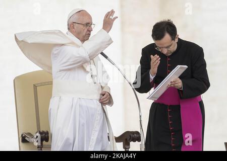 Le pape François lui accorde sa bénédiction alors qu'il célèbre son audience générale hebdomadaire sur la place Saint-Pierre, dans la Cité du Vatican, au Vatican, sur 01 juin 2016. Lors de l'audience générale, le Pape François a rappelé le Jubilé pour les prêtres et a invité les fidèles à prier pour le clergé pour tout le mois de juin. (Photo de Giuseppe Ciccia/NurPhoto) *** Veuillez utiliser le crédit du champ de crédit *** Banque D'Images