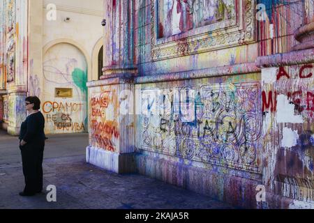 L'arche triomphale du centre de Skopje couverte de peinture après deux mois de manifestations. Les protestations ont commencé après que le président du pays Ivanov ait décidé de gracier 56 personnalités politiques qui étaient poursuivies dans le cadre du processus visant à dégager la voie vers des élections parajudiciaires anticipées en 2016. Skopje, 31 mai 2016. (Photo de Jacopo Landi/NurPhoto) *** Veuillez utiliser le crédit du champ de crédit *** Banque D'Images