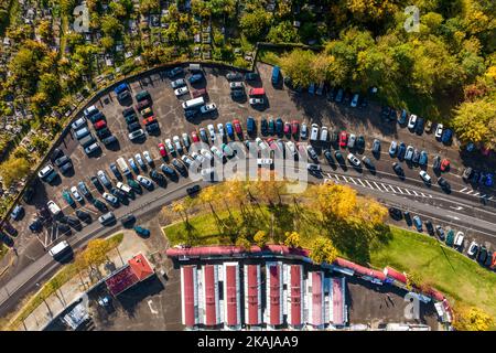 vue aérienne sur le grand parking en plein air pour les voitures des résidents de la région Banque D'Images