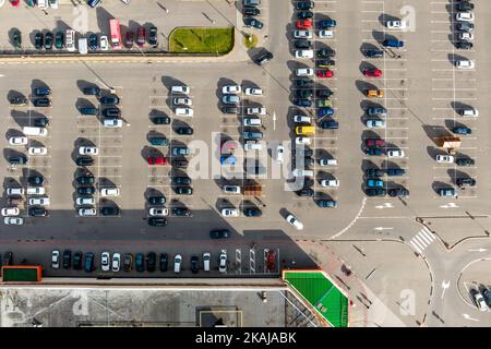 vue aérienne sur le grand parking en plein air pour les voitures des résidents de la région Banque D'Images