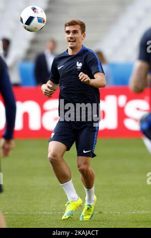 Antoine Griezmann, avant-titre de la France, lors d'une session d'entraînement au stade de France à Saint-Denis, au nord de Paris, sur 9 juin 2016, à la veille du début du match de football européen Euro 2016 contre la Roumanie. (Photo de Mehdi Taamallah/NurPhoto) *** Veuillez utiliser le crédit du champ de crédit *** Banque D'Images