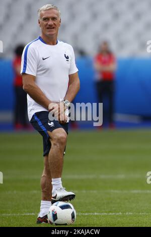 L'entraîneur chef de France Didier Deschamps lors d'une session d'entraînement au stade de France à Saint-Denis, au nord de Paris, sur 9 juin 2016, à la veille du début du match de football européen Euro 2016 contre la Roumanie. (Photo de Mehdi Taamallah/NurPhoto) *** Veuillez utiliser le crédit du champ de crédit *** Banque D'Images