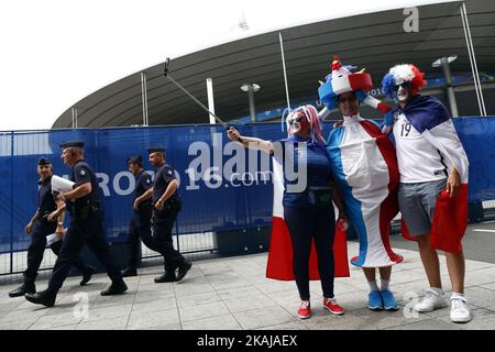 Les supporters français profitent de l'atmosphère avant le match de l'UEFA Euro 2016 Group A entre la France et la Roumanie au Stade de France sur 10 juin 2016 à Paris, France. (Photo de Mehdi Taamallah/NurPhoto) *** Veuillez utiliser le crédit du champ de crédit *** Banque D'Images