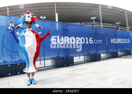 Les supporters français profitent de l'atmosphère avant le match de l'UEFA Euro 2016 Group A entre la France et la Roumanie au Stade de France sur 10 juin 2016 à Paris, France. (Photo de Mehdi Taamallah/NurPhoto) *** Veuillez utiliser le crédit du champ de crédit *** Banque D'Images