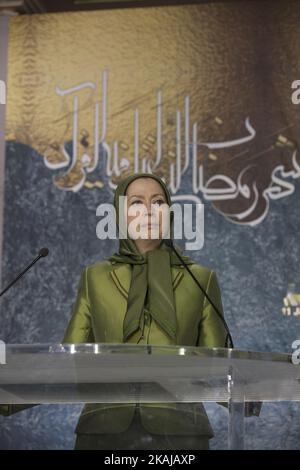 Maryam Rajavi, président élu de la résistance iranienne, et plusieurs personnalités éminentes de l'opposition syrienne assistent à une réunion de solidarité avec la Révolution syrienne le mois de Ramedan, à Auver sur Oise, en France, le 11 juin 2016. (Photo de Siavosh Hosseini/NurPhoto) *** Veuillez utiliser le crédit du champ de crédit *** Banque D'Images