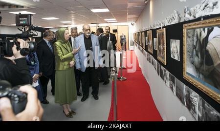 Une exposition photo de cinq ans de résistance héroïque du peuple syrien, de catastrophes choquantes en Syrie et de crimes du régime iranien et de ses alliés dans ce pays. Le président élu de la résistance iranienne Maryam Rajavi (L) et Haitham al-Maleh, président du comité juridique (R) du Conseil national syrien. Banque D'Images