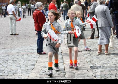 Des filles assistent au rendez-vous du Président de la Pologne, Andrzej Duda, à Kwidzyn, en Pologne, le 13th juin 2016. Duda rencontre les habitants de Kwidzyn. Le Président est venu à Kwidzyn pour remercier les électeurs pour leur élection présidentielle l'année dernière. (Photo de Michal Fludra/NurPhoto) *** Veuillez utiliser le crédit du champ de crédit *** Banque D'Images