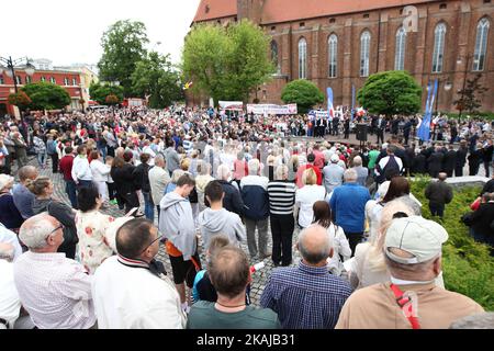 Des personnes se rendent à la Pologne le Président Andrzej Duda pour se rendre à Kwidzyn, en Pologne, le 13th juin 2016. Duda rencontre les habitants de Kwidzyn. Le Président est venu à Kwidzyn pour remercier les électeurs pour leur élection présidentielle l'année dernière. (Photo de Michal Fludra/NurPhoto) *** Veuillez utiliser le crédit du champ de crédit *** Banque D'Images