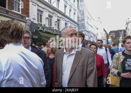 Le chef du travail Jeremy Corbyn assiste à une vigile pour les victimes de la fusillade à la boîte de nuit d'Orlando, devant le pub Admiral Duncan sur Old Compton Street, Soho sur 13 juin 2016 à Londres, en Angleterre. 49 personnes ont été tuées et 53 blessées après que le tireur Omar Mateen a ouvert le feu dans une boîte de nuit gay en Floride. L'attaque est la fusillade de de masse la plus meurtrière de l'histoire des États-Unis. (Photo de Jay Shaw Baker/NurPhoto) *** Veuillez utiliser le crédit du champ de crédit *** Banque D'Images