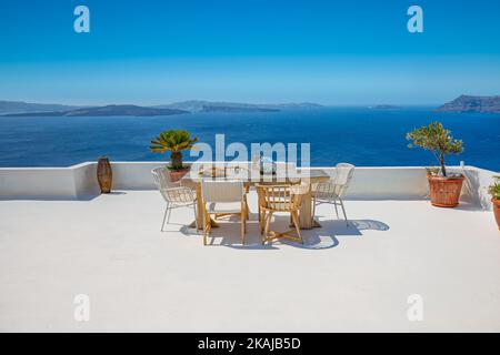 Magnifique paysage de Santorin avec une architecture blanche et vue sur la mer. Voyage d'été ensoleillé fond de luxe, paysage urbain, paysage urbain. Rues idylliques Banque D'Images
