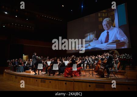 Photos d'un ancien président polonais Lech Kaczynski vu lors d'un concert au centre des congrès ICE de Cracovie "ça vaut la peine d'être un pôle" dédié au président polonais décédé Lech Kaczynski. Le leader du droit et de la justice (PiS), Jaroslaw Kaczynski, Marta Kaczynska (la fille de Lech et Maria Kaczynski), Beata Szydlo, le Premier ministre polonais, ainsi que les ministres et les parlementaires, ont rendu hommage à Lech Kaczynski samedi à Cracovie. Ils ont déposé des fleurs sur la tombe du couple présidentiel dans la crypte de la cathédrale de Wawel. Dans la soirée, ils ont participé à un concert au Congrès C de la GLACE de Cracovie Banque D'Images