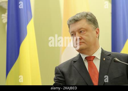 Le président de l'Ukraine Petro Porochenko est vu lors de sa rencontre avec le secrétaire d'État du Saint-Siège, le cardinal Pietro Parolin, lors de sa visite officielle à Kiev, en Ukraine, sur 17 juin 2016. (Photo par Sergii Kharchenko/NurPhoto) *** Veuillez utiliser le crédit du champ de crédit *** Banque D'Images