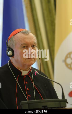 Le cardinal Pietro Parolin, secrétaire d'État du Saint-Siège, est vu lors de sa rencontre avec le président de l'Ukraine Petro Porochenko à Kiev, en Ukraine, sur le 17 juin 2016. Le Secrétaire d'État du Saint-Siège, le Cardinal Pietro Parolin, visite officialement en Ukraine à l'invitation du Président Petro Porochenko. (Photo par Sergii Kharchenko/NurPhoto) *** Veuillez utiliser le crédit du champ de crédit *** Banque D'Images