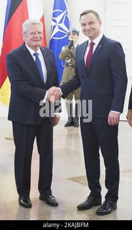Président de l'Allemagne Joachim Gauck poignée de main wit Président polonais Andrzej Duda à Varsovie, 17 juin 2016, Pologne (photo de Krystian Dobuszynski/NurPhoto) *** Veuillez utiliser le crédit du champ de crédit *** Banque D'Images