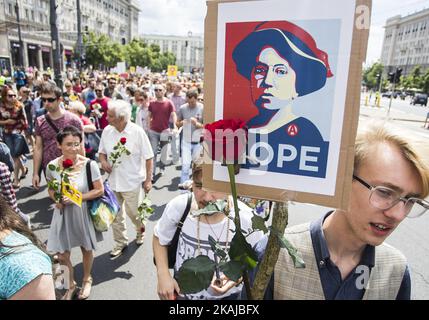 Les femmes qui tiennent la main sur la marche de la dignité des femmes à Varsovie, 18 juin 2016, Pologne (photo de Krystian Dobuszynski/NurPhoto) *** Veuillez utiliser le crédit du champ de crédit *** Banque D'Images