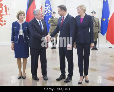 Président de l'Allemagne Joachim Gauck poignée de main wit Président polonais Andrzej Duda à Varsovie, 17 juin 2016, Pologne (photo de Krystian Dobuszynski/NurPhoto) *** Veuillez utiliser le crédit du champ de crédit *** Banque D'Images