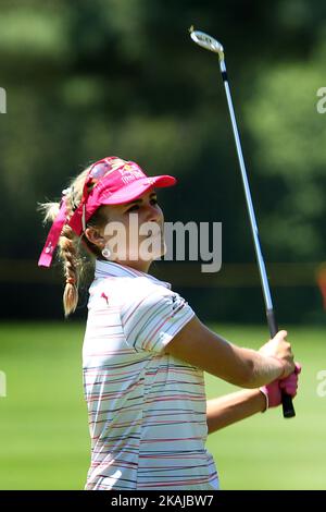 Lexi Thompson, de Coral Springs, en Floride, atteint le vert 7th du fairway lors de la deuxième partie du tournoi de golf classique Meijer LPGA au Blythefield Country Club à Belmont, MI, États-Unis vendredi, 17 juin 2016. (Photo par Amy Lemus/NurPhoto) *** Veuillez utiliser le crédit du champ de crédit *** Banque D'Images