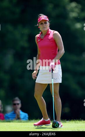 Lexi Thompson, de Coral Springs, FL, suit son tir en tee sur le cinquième trou lors de la troisième partie du tournoi de golf classique Meijer LPGA au Blythefield Country Club à Belmont, MI, USA Saturday, 18 juin 2016. Banque D'Images