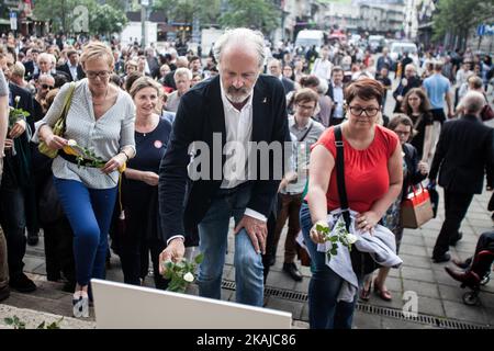 Jusqu’à des centaines de personnes ont rendu hommage à Joe Cox, le député britannique qui a été assassiné avant le référendum du Brexit à Bruxelles, en Belgique, le 22 juin 2016. Les gens posa des fleurs à côté du portrait de Cox dans le centre de Bruxelles.(photo de Kevin Van den Panhuyzen/NurPhoto) *** Veuillez utiliser le crédit du champ de crédit *** Banque D'Images