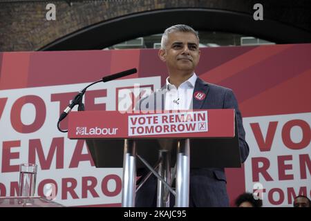 Le maire de Londres, Sadiq Khan, s'exprime lors d'un rassemblement travailliste en vue du référendum européen de demain sur 22 juin 2016 à Londres, en Angleterre. Le maire de Londres, le premier ministre gallois et le leader travailliste écossais se sont joints au leader du Parti travailliste pour un vote sur le maintien dans l’Union européenne. Le Royaume-Uni va se rendre aux urnes demain pour décider s'il doit rester ou quitter l'Union européenne. (Photo de Jay Shaw Baker/NurPhoto) *** Veuillez utiliser le crédit du champ de crédit *** Banque D'Images