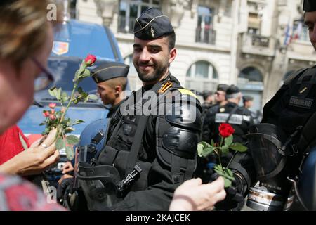 un groupe de femmes ofer roses à la police d'émeute. Les syndicalistes de la CGT ont défilé contre le droit du travail ce mercredi 23 juin 2016 à Paris, près de la place de la Bastille. la marche d'aujourd'hui sera le 10th dans une vague de protestations contre les réformes sociales contestées du gouvernement qui ont débuté en mars, et beaucoup de personnes ont sombrer dans la violence, notamment à Paris et dans les villes occidentales de Nantes et Rennes. (Photo par Emilio Espejel/NurPhoto) *** Veuillez utiliser le crédit du champ de crédit *** Banque D'Images