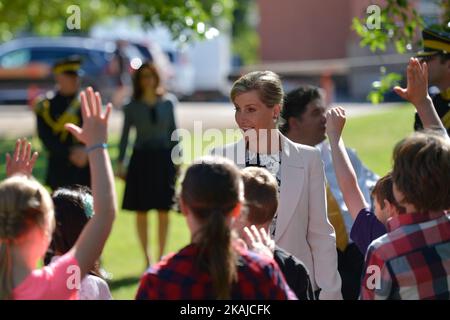 Sophie, la comtesse de Wessex, rencontre un groupe d'enfants d'écoles locales, avant l'ouverture du Light Horse Park dans Old Strathcoma, alors qu'elle s'arrête à Edmonton avant sa visite à fort McMurray endommagé par un incendie. Le mercredi 24 juin 2016, à Edmonton, au Canada. *** Veuillez utiliser le crédit du champ de crédit *** Banque D'Images