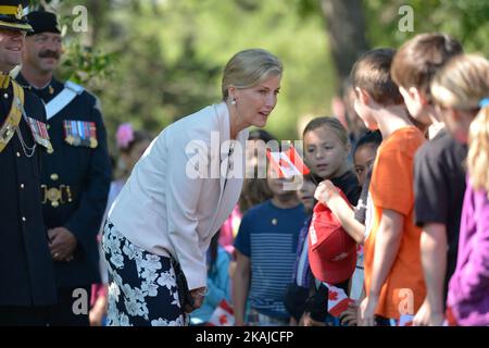 Sophie, la comtesse de Wessex, rencontre un groupe d'enfants d'écoles locales, avant l'ouverture du Light Horse Park dans Old Strathcoma, alors qu'elle s'arrête à Edmonton avant sa visite à fort McMurray endommagé par un incendie. Le mercredi 24 juin 2016, à Edmonton, au Canada. Photo par Artur Widak *** Veuillez utiliser le crédit du champ de crédit *** Banque D'Images