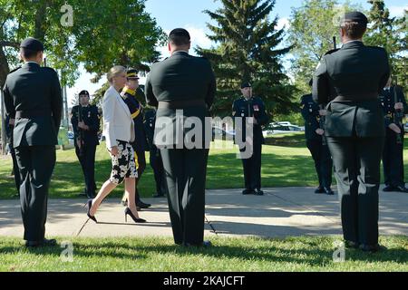 Sophie, la comtesse de Wessex, accompagnée du lieutenant-colonel Troy G. Steele, commandant du CD de la SALH, lors de l'ouverture du parc Light Horse à Old Strathcoma, alors qu'elle s'arrête à Edmonton avant sa visite au fort McMurray endommagé par un incendie. Le mercredi 24 juin 2016, à Edmonton, au Canada. *** Veuillez utiliser le crédit du champ de crédit *** Banque D'Images