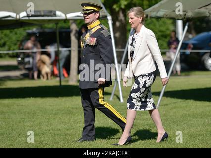 Sophie, la comtesse de Wessex et le lieutenant-colonel Troy G. Steele, commandant du CD de la SALH, lors de l'ouverture du Light Horse Park à Old Strathcoma, alors qu'elle s'arrête à Edmonton avant sa visite à fort McMurray endommagé par un incendie. Le mercredi 24 juin 2016, à Edmonton, au Canada. Photo par Artur Widak *** Veuillez utiliser le crédit du champ de crédit *** Banque D'Images