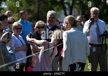 Sophie, la comtesse de Wessex, pose pour un selfy avec un enfant local, à l'ouverture du Light Horse Park à Old Strathcoma, alors qu'elle s'arrête à Edmonton avant sa visite à fort McMurray endommagé par un incendie. Le mercredi 24 juin 2016, à Edmonton, au Canada. Photo par Artur Widak *** Veuillez utiliser le crédit du champ de crédit *** Banque D'Images