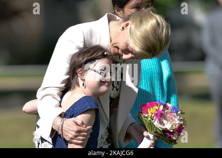 Sophie, la comtesse de Wessex, avec deux enfants de la région, à l'ouverture du Light Horse Park à Old Strathcoma, alors qu'elle s'arrête à Edmonton avant sa visite à fort McMurray endommagé par un incendie. Le mercredi 24 juin 2016, à Edmonton, au Canada. Photo par Artur Widak *** Veuillez utiliser le crédit du champ de crédit *** Banque D'Images