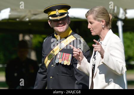 Sophie, la comtesse de Wessex et le lieutenant-colonel Troy G. Steele, commandant du CD de la SALH, lors de l'ouverture du Light Horse Park à Old Strathcoma, alors qu'elle s'arrête à Edmonton avant sa visite à fort McMurray endommagé par un incendie. Le mercredi 24 juin 2016, à Edmonton, au Canada. Photo par Artur Widak *** Veuillez utiliser le crédit du champ de crédit *** Banque D'Images