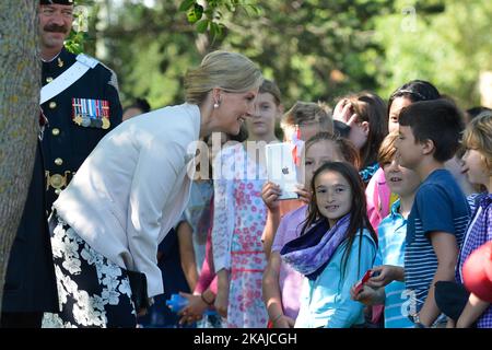 Sophie, la comtesse de Wessex, rencontre un groupe d'enfants d'écoles locales, avant l'ouverture du Light Horse Park dans Old Strathcoma, alors qu'elle s'arrête à Edmonton avant sa visite à fort McMurray endommagé par un incendie. Le mercredi 24 juin 2016, à Edmonton, au Canada. Photo par Artur Widak *** Veuillez utiliser le crédit du champ de crédit *** Banque D'Images