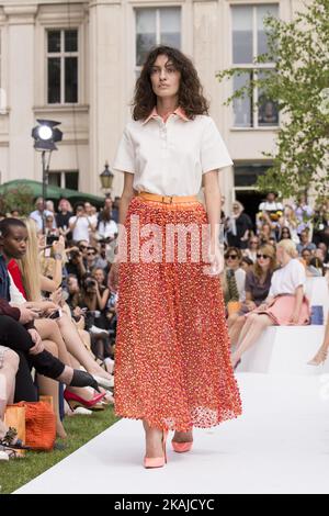 Un modèle marche sur la piste du spectacle Marina Hoermanseder pendant la Mercedes-Benz Fashion week Berlin printemps/été 2017 à Kronzenprinpalais à Berlin, en Allemagne, sur 30 juin 2016. (Photo par Emmanuele Contini/NurPhoto) *** Veuillez utiliser le crédit du champ de crédit *** Banque D'Images