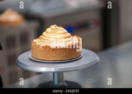 gâteau à croûte courte avec caillé au citron et meringue au citron vert Banque D'Images