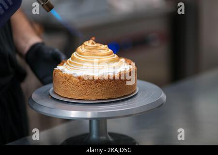 gâteau à croûte courte avec caillé au citron et meringue au citron vert Banque D'Images