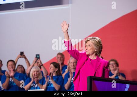 Hillary Rodham Clinton, candidate démocrate à la présidence, s'adresse à l'Assemblée représentative de 95th de l'5 juillet 2016 de l'Association nationale pour l'éducation, à Washington, DC. Clinton sera rejointe par le président Barack Obama lors d'un arrêt de campagne à Charlotte, en Caroline du Nord, plus tard aujourd'hui. Banque D'Images