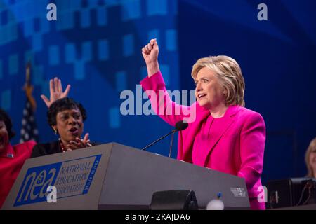 Hillary Rodham Clinton, candidate démocrate à la présidence, s'adresse à l'Assemblée représentative de 95th de l'5 juillet 2016 de l'Association nationale pour l'éducation, à Washington, DC. Clinton sera rejointe par le président Barack Obama lors d'un arrêt de campagne à Charlotte, en Caroline du Nord, plus tard aujourd'hui. Banque D'Images