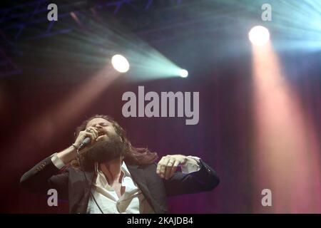 LE chanteur AMÉRICAIN, le père John Misty, se produit au festival de musique nos Alive à Lisbonne, sur 8 juillet 2016. (Photo par Pedro Fiúza/NurPhoto) *** Veuillez utiliser le crédit du champ de crédit *** Banque D'Images