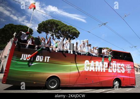 Bus Carring l'équipe nationale portugaise lors du défilé de la victoire de l'Euro 2016 au Portugal à Lisbonne sur 11 juillet 2016 à Lisbonne, Portugal. (Photo de Bruno Barros / DPI / NurPhoto) *** Veuillez utiliser le crédit du champ de crédit *** Banque D'Images