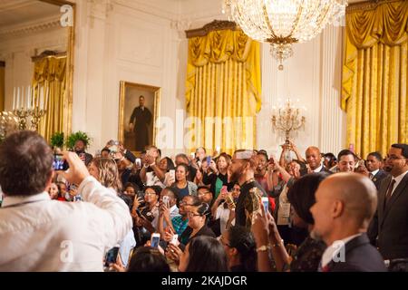 Washington, D.C. — le mardi, 19 juillet, YouTube personnalité, Tyler Oakley, suivi de, La première dame Michelle Obama, Rachel Scott, étudiante à l'Université de Washington, l'artiste musical Jidenna et le secrétaire américain à l'éducation John B. King, Jr., entrent dans la salle est de la Maison Blanche, pour une discussion de groupe, dans le cadre d'une discussion de groupe de REACH plus haut « Retour à l'école ». Mme Obama a accueilli plus de 130 étudiants à la Maison Blanche pour participer à la troisième année qui a battu les chances de se réunir. Les étudiants venus de partout au pays représentaient des besoins urbains, ruraux, d'accueil, sans-abri et spéciaux Banque D'Images