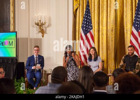 Washington, D.C. — le mardi, 19 juillet, dans la salle est de la Maison Blanche, dans le cadre d’un événement de retour à l’école, Mme Obama, a participé à une table ronde, avec plus de 130 étudiants inscrits à l’université, l-r, modéré par la personnalité de YouTube, Tyler Oakley, et des panélistes : Première dame Michelle Obama, Rachel Scott, étudiante à l'Université de Washington, et artiste musicale Jidenna. (Photo de Cheriss May/NurPhoto) *** Veuillez utiliser le crédit du champ de crédit *** Banque D'Images