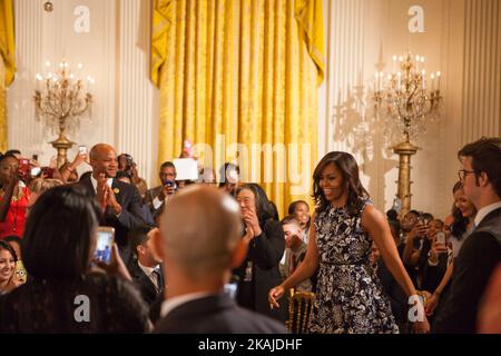 Washington, D.C. — le mardi, 19 juillet, YouTube personnalité, Tyler Oakley, suivi de, La première dame Michelle Obama, Rachel Scott, étudiante à l'Université de Washington, l'artiste musical Jidenna et le secrétaire américain à l'éducation John B. King, Jr., entrent dans la salle est de la Maison Blanche, pour une discussion de groupe, dans le cadre d'une discussion de groupe de REACH plus haut « Retour à l'école ». Mme Obama a accueilli plus de 130 étudiants à la Maison Blanche pour participer à la troisième année qui a battu les chances de se réunir. Les étudiants venus de partout au pays représentaient des besoins urbains, ruraux, d'accueil, sans-abri et spéciaux Banque D'Images