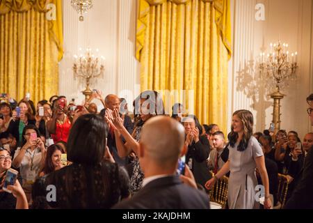 Washington, D.C. — le mardi, 19 juillet, YouTube personnalité, Tyler Oakley, suivi de, La première dame Michelle Obama, Rachel Scott, étudiante à l'Université de Washington, l'artiste musical Jidenna et le secrétaire américain à l'éducation John B. King, Jr., entrent dans la salle est de la Maison Blanche, pour une discussion de groupe, dans le cadre d'une discussion de groupe de REACH plus haut « Retour à l'école ». Mme Obama a accueilli plus de 130 étudiants à la Maison Blanche pour participer à la troisième année qui a battu les chances de se réunir. Les étudiants venus de partout au pays représentaient des besoins urbains, ruraux, d'accueil, sans-abri et spéciaux Banque D'Images