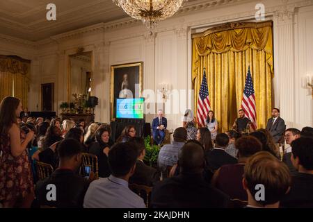 Washington, D.C. — le mardi, 19 juillet, dans la salle est de la Maison Blanche, dans le cadre d’un événement de retour à l’école, Mme Obama, a participé à une table ronde, avec plus de 130 étudiants inscrits à l’université, l-r, modéré par la personnalité de YouTube, Tyler Oakley, et des panélistes : La première dame Michelle Obama, Rachel Scott, étudiante à l'Université de Washington, artiste musical Jidenna, et le secrétaire américain à l'éducation John B. King, Jr., (photo de Cheriss May/NurPhoto) *** Veuillez utiliser le crédit du champ de crédit *** Banque D'Images