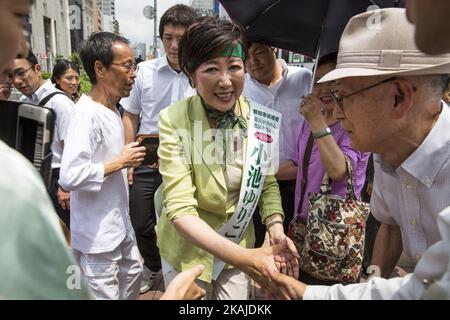 Yuriko Koike, un législateur du Parti libéral démocrate et ancien ministre de la Défense, salue les gens avant qu'elle ne prononce son discours de campagne pour l'élection du gouverneur de 31 juillet à Tokyo, mercredi, en face de la gare de Gotanda à Tokyo, au Japon, à 20 juillet 2016. L'un des slogans de Yuriko pour Tokyo est « les femmes, les hommes, les enfants, les personnes âgées, ni les personnes handicapées peuvent avoir une vie vivante dans la ville de Tokyo et être actives ». (Photo de Richard Atrero de Guzman/NurPhoto) *** Veuillez utiliser le crédit du champ de crédit *** Banque D'Images