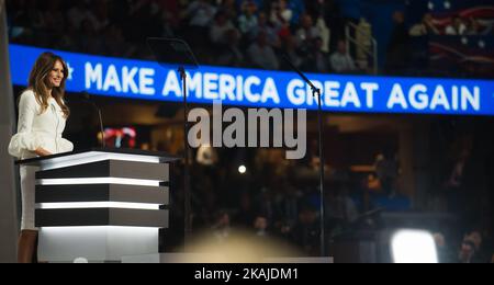 Melania Trump, épouse du candidat républicain présumé à la présidence Donald Trump, se presse après avoir prononcé un discours le premier jour de la Convention nationale républicaine sur le 18 juillet 2016 à la Quicken Loans Arena de Cleveland, Ohio. On estime que 50 000 personnes sont attendues à Cleveland, dont des centaines de manifestants et de membres des médias. La convention nationale républicaine de quatre jours commence sur 18 juillet. (Photo de Zach D Roberts/NurPhoto) *** Veuillez utiliser le crédit du champ de crédit *** Banque D'Images