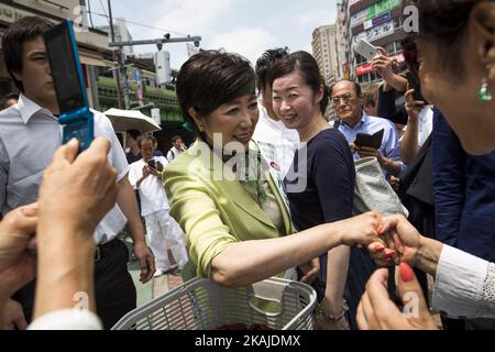 Yuriko Koike, un législateur du Parti libéral démocrate et ancien ministre de la Défense, salue les gens avant qu'elle ne prononce son discours de campagne pour l'élection du gouverneur de 31 juillet à Tokyo, mercredi, en face de la gare de Gotanda à Tokyo, au Japon, à 20 juillet 2016. L'un des slogans de Yuriko pour Tokyo est « les femmes, les hommes, les enfants, les personnes âgées, ni les personnes handicapées peuvent avoir une vie vivante dans la ville de Tokyo et être actives ». (Photo de Richard Atrero de Guzman/NurPhoto) *** Veuillez utiliser le crédit du champ de crédit *** Banque D'Images