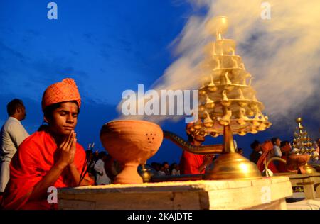 Un jeune prêtre hindou indien exécute des prières spéciales et soirée aarti sur les rives de Saint sangam, confluent du fleuve Ganges, fleuve Yamuna et mythique fleuve saraswati, à l'occasion du festival Guru Poornima, à Allahabad sur 19 juillet,2016. (Photo de Ritesh Shukla/NurPhoto) *** Veuillez utiliser le crédit du champ de crédit *** Banque D'Images