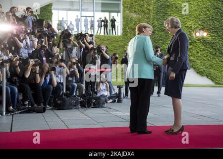 La chancelière allemande Angela Merkel salue la première ministre britannique Theresa May lors de son arrivée à la Chancellerie de Berlin, en Allemagne, sur 20 juillet 2016. Banque D'Images